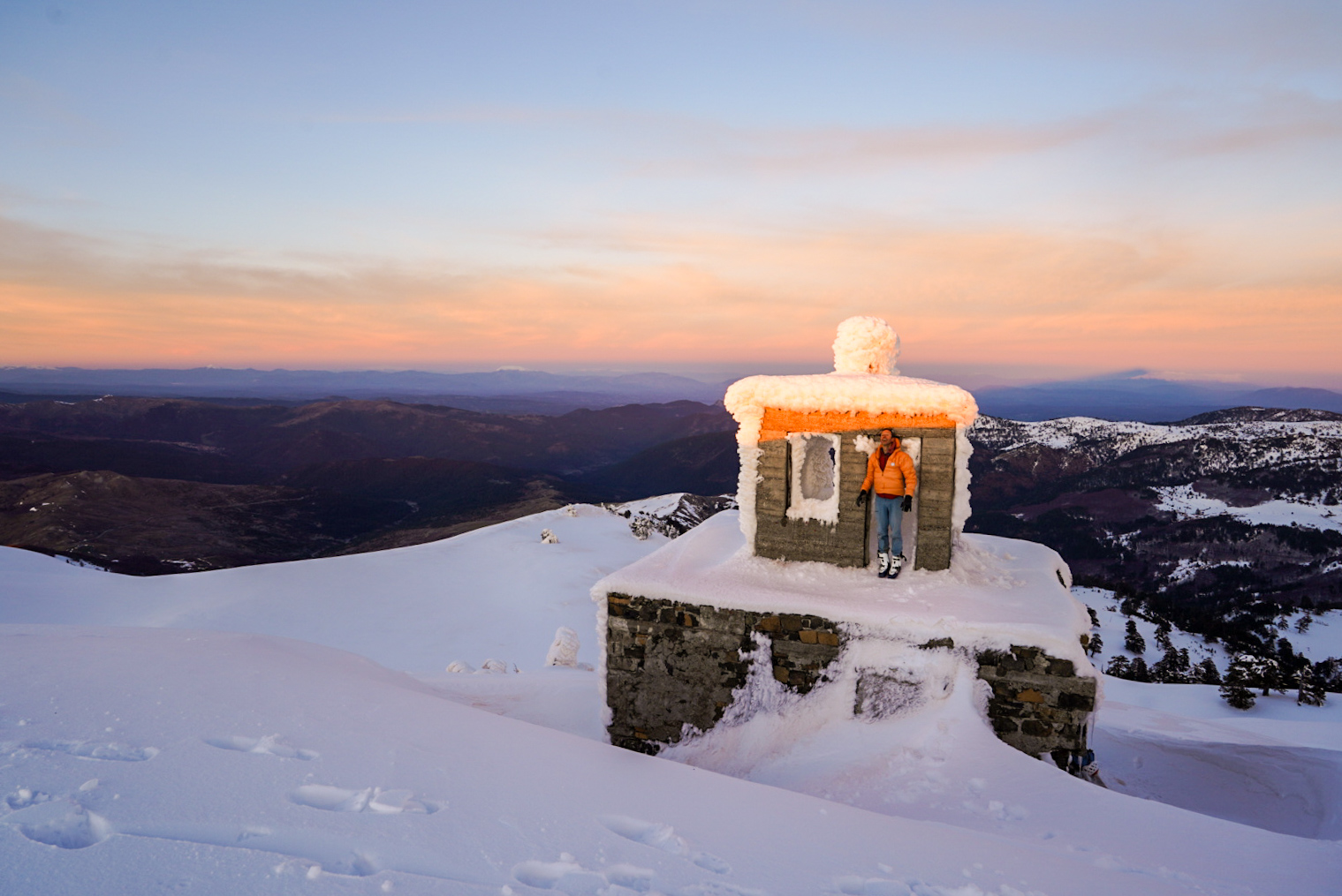 Chapelle givree au crepuscule, pinde — périvoli et vasilitsa, lors d’une itinérance à ski en Grèce.
